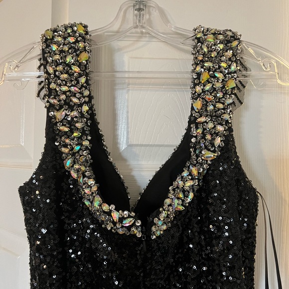 BEAUTIFUL SEQUIN JEWELLED GOWN - Picture 4 of 6